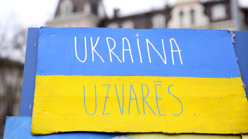 Plakāts Ukrainas atbalstam pie agresorvalsts Krievijas vēstniecības Rīgā