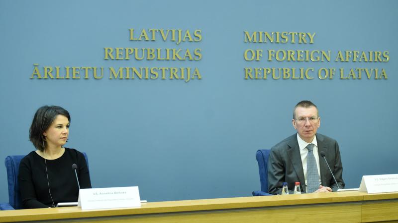 Vācijas Federatīvās Republikas ārlietu ministre Annalēna Bērboka un Latvijas Republikas ārlietu ministrs Edgars Rinkēvičs