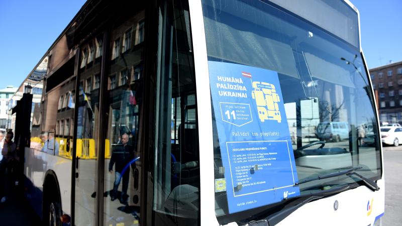 Viens no 11 SIA "Rīgas satiksme" autobusiem, kas piepildīti ar Rīgas iedzīvotāju sarūpētu humāno palīdzību un šodien dodas ceļā uz Ukrainu