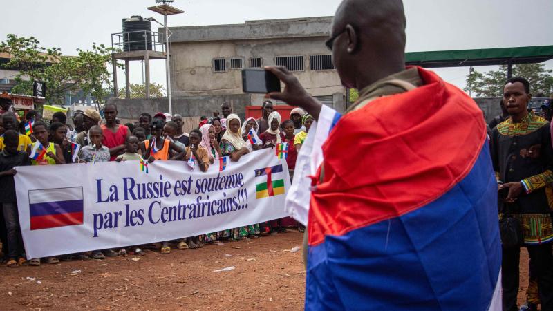Centrālāfrikas Republikas iedzīvotāji pulcējas uz atbalsta demonstrāciju Krievijai, slavinot tās pretlikumīgo iebrukumu Ukrainā