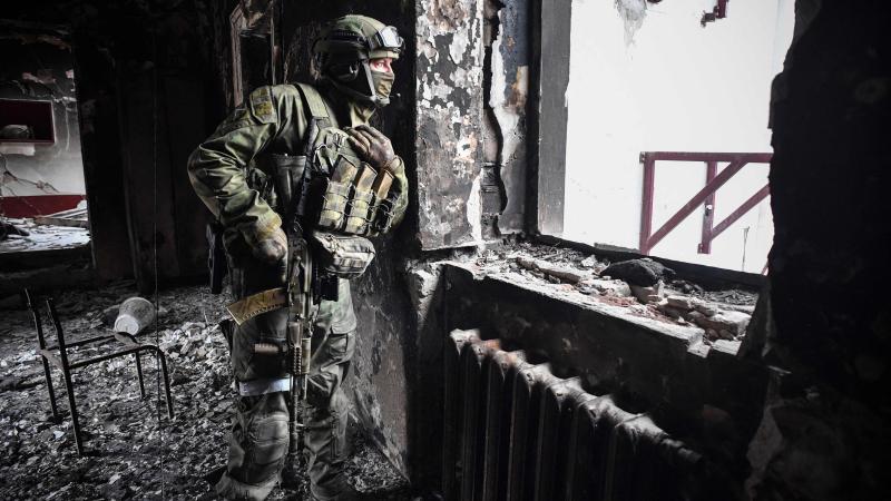 Krievijas okupācijas spēku karavīrs Mariupolē, Ukrainā/Foto: AFP/Scanpix