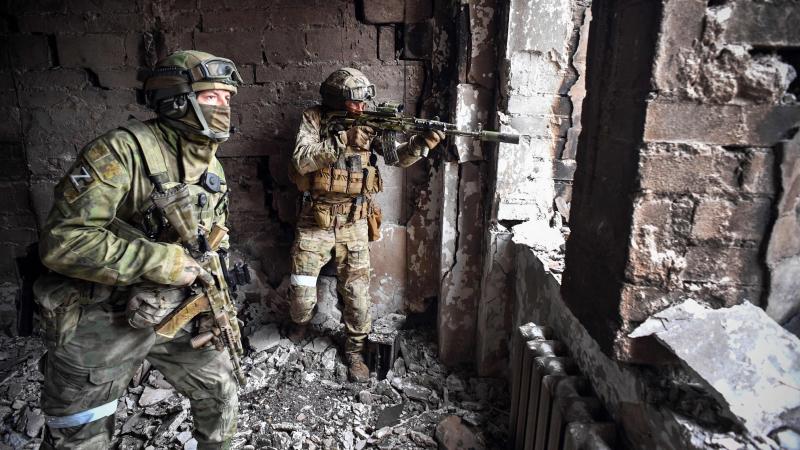 Krievijas okupācijas spēku karavīri Mariupolē