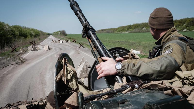 Ukrainas bruņoto spēku karavīrs bruņumašīnā