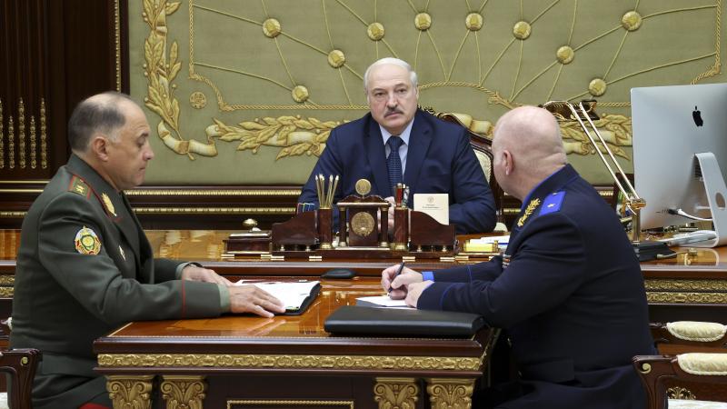Baltkrievijas pašpasludinātais diktators Aleksandrs Lukašenko, Baltkrievijas Drošības padomes valsts sekretārs Aleksandrs Volfovičs un Baltkrievijas izmeklēšanas komitejas priekšsēdētājs Dmitrijs Gora