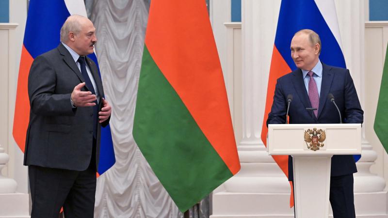 Baltkrievijas pašpasludinātais diktators Aleksandrs Lukašenko kopā ar Krievijas diktatoru Vladimiru Putinu 