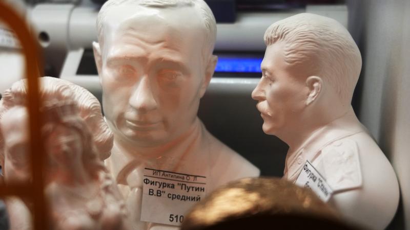 Krievijas diktatora V. Putina krūšu tēls un PSRS tirāna J. Staļina krūšu tēli suvenīru tirgotavā Sanktpēterburgā