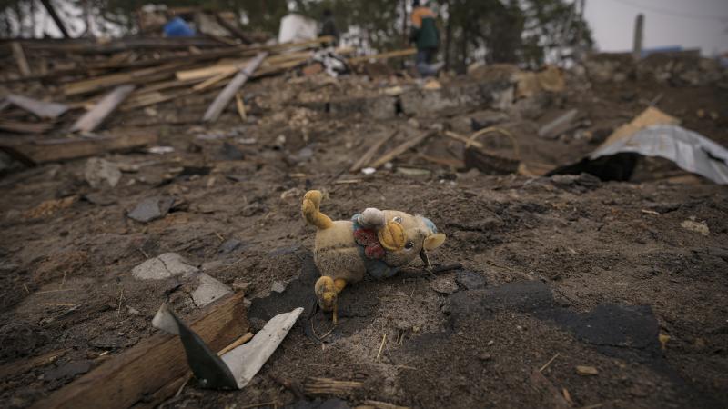 Bērnu rotaļlieta iznīcinātas mājas gruvešos Kijivas apgabalā