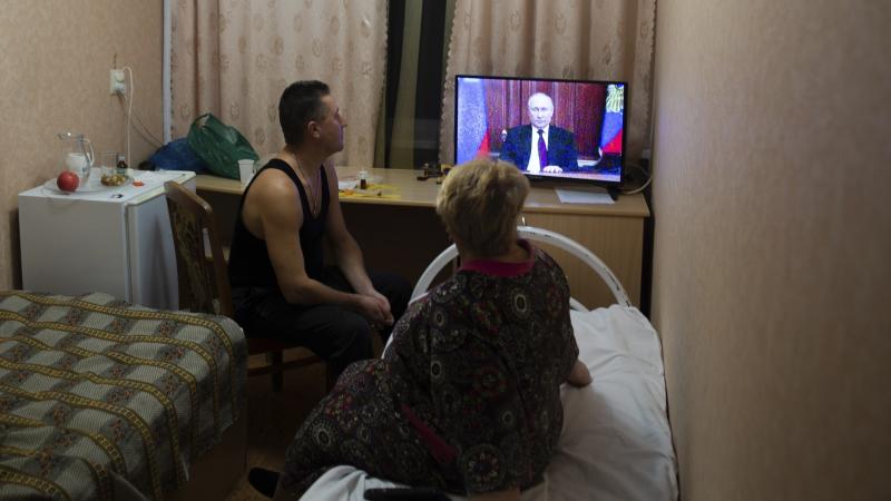 Cilvēki skatās V. Putina uzrunu