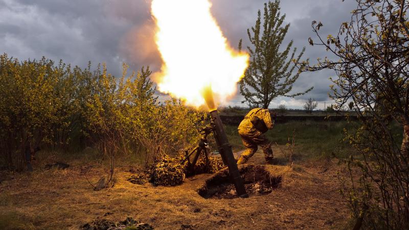 Ukrainas karavīrs šauj ar mīnmetēju pozīcijās netālu no Harkivas