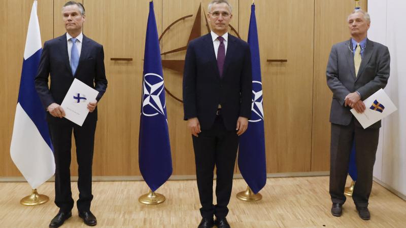 NATO Briselē rīko ceremoniju, atzīmējot Zviedrijas un Somijas pieteikumu dalībai aliansē. No kreisās Somijas vēstnieks NATO Klauss Korhonens, NATO ģenerālsekretārs Jenss Stoltenbergs un Zviedrijas vēstnieks NATO Aksels Vernhofs