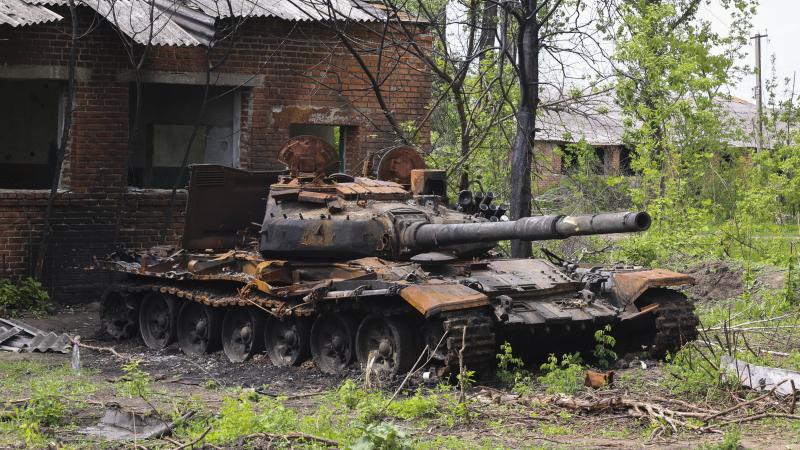 Ukrainas karavīru iznīcinātais Krievijas tanks netālu no Harkivas