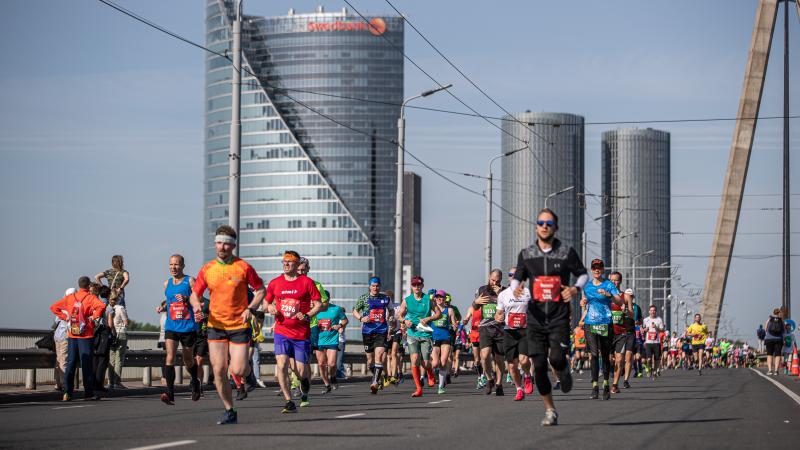 Aizsardzības nozares darbineiki skrien vienotā komandā 29. Rīgas maratonā 2019.gadā