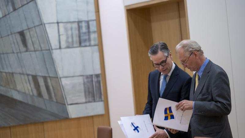 Somijas vēstnieks NATO Klauss Korhonens un Zviedrijas vēstnieks NATO Aksels Vernhofs pirms abu valstu dalības pieteikuma iesniegšanas NATO ģenerālsekretāram Jensam Stoltenbergam