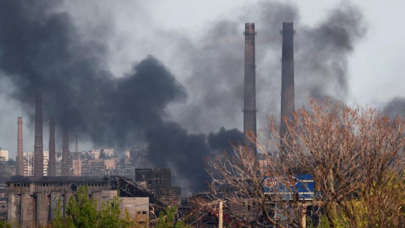 Dūmi virs metalurģiskās rūpnīcas "Azovstaļ"