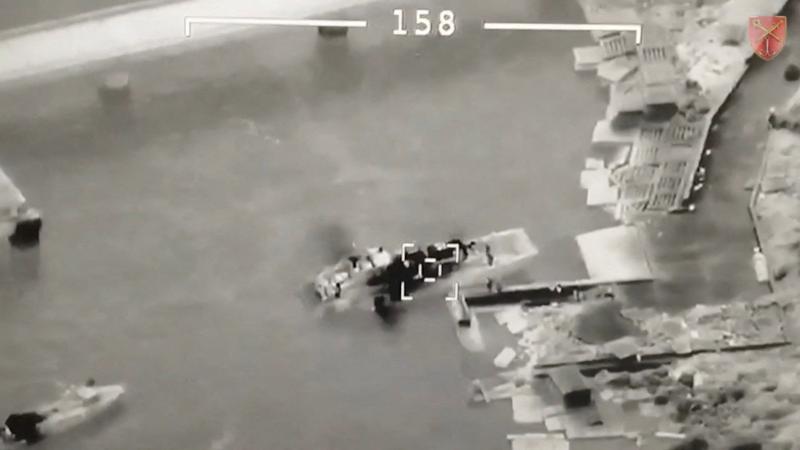 Attēls no Ukrainas Sauszemes spēku preses dienesta publicētā video, kurā redzams, ka Ukrainas “Bayraktar” mērķē uz Krievijas desanta kuģi Čūsku salā