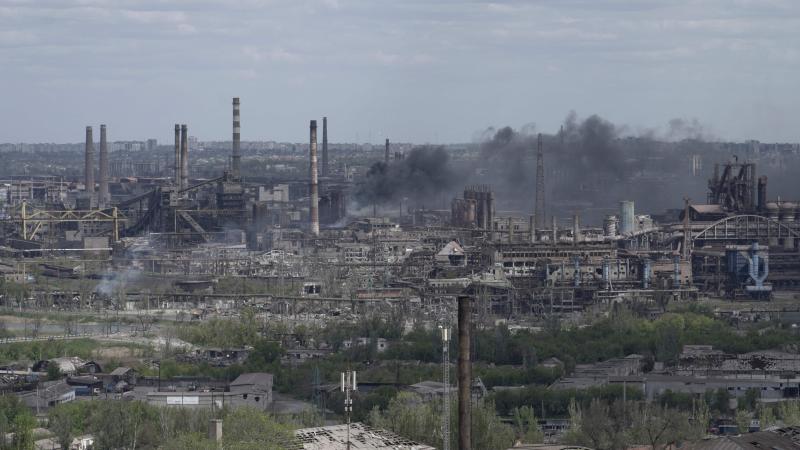 Krievu okupantu ielenktā rūpnīca "Azovstaļ"