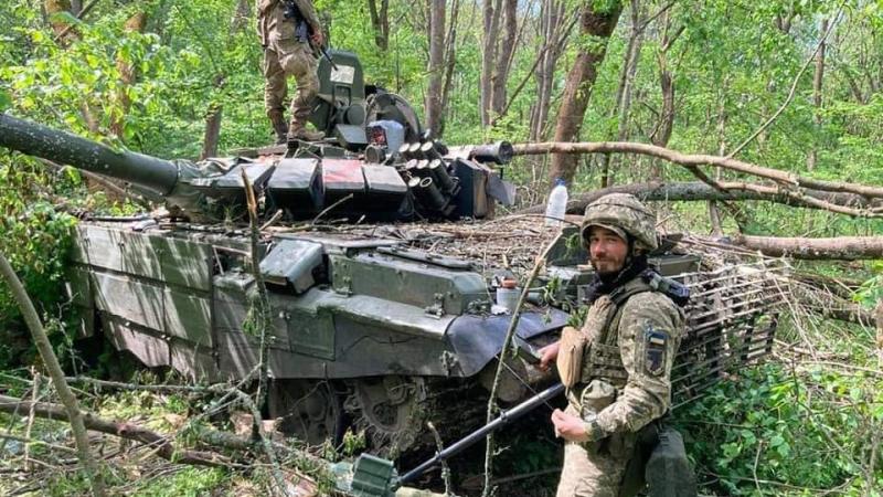 Ukraiņu karavīri pie krievu tanka