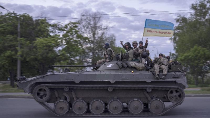 Ukrainas karavīri uz kājnieku kaujas mašīns BMP-2 netālu no Harkivas