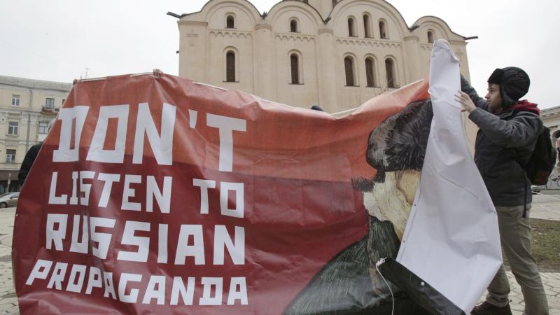 Pret Krievijas propagandu vērsts protesta plakāts Ukrainas galvaspilsētā Kijivā