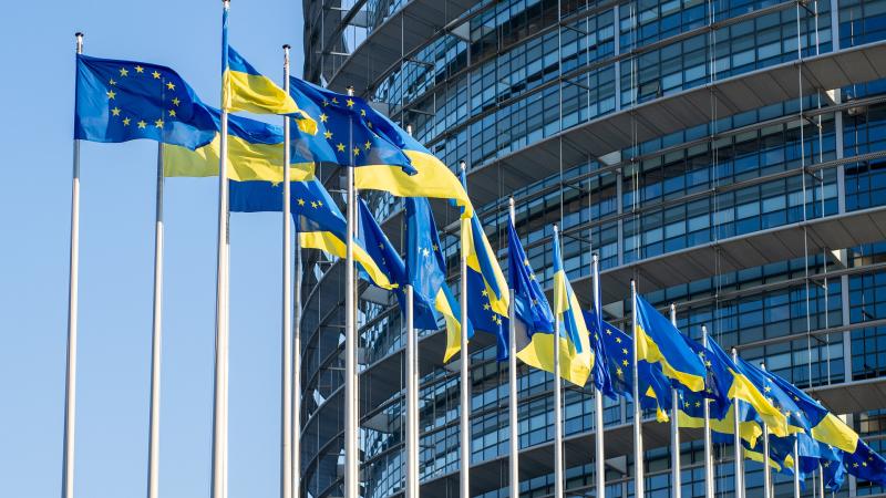 Eiropas Savienības un Ukrainas karogi pie Eiroparlamenta ēkas