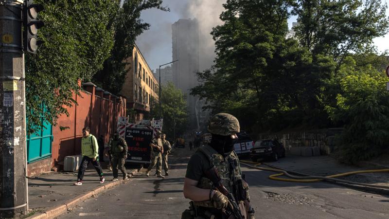 Ukrainas karavīri stāv sardzē Kijivas Ševčenkovas rajonā pēc Krievijas artilērijas uzlidojumiem 