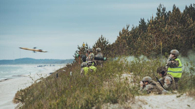 Karavīri mācību "Baltic Zenith 2020" laikā šauj ar pretgaisa aizsardzības sistēmu RBS-70