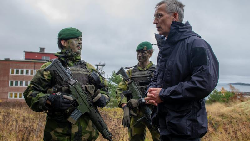 NATO ģenerālsekretārs apmeklē Zviedrijasbruņoto spēku mācības Karlskronā