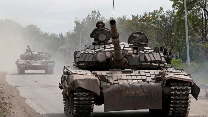 Krievijas bruņoto spēku karavīri un tanki