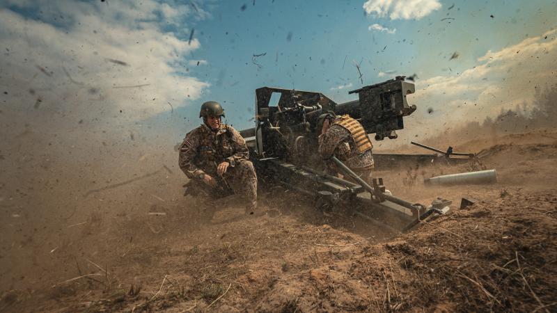 Ādažu poligonā 34. bataljona zemessargi šauj ar lielgabaliem. Foto: srž. Ēriks Kukutis (Aizsardzības ministrija)
