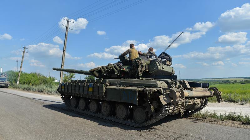 Ukrainas bruņoto spēku tanks T-64 ar apkalpi netālu no Lisičanskas