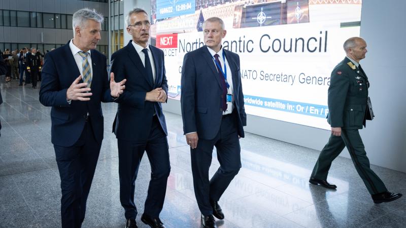 Aizsardzības ministrs Artis Pabriks, NATO ģenerālsekretārs Jenss Stoltenbergs un Latvijas vēstnieks NATO Edgars Skuja pirms NATO aizsardzības ministru tikšanās