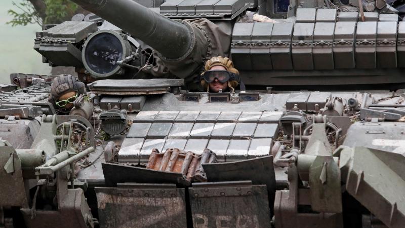 Prokrieviskā karaspēka karavīri vada tanku