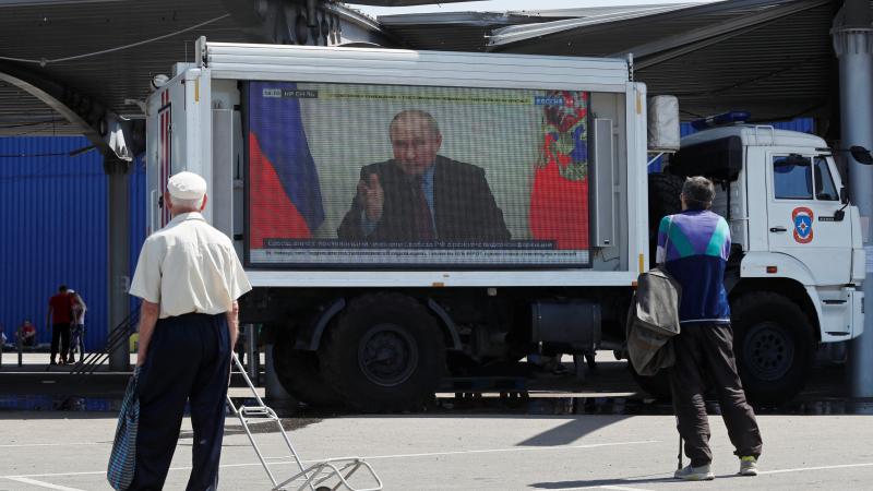 Krievijas propagandas mobilā izplatīšana okupētajā Mariupolē. Attēlā Krievijas diktators Vladimirs Putins saka runu uz mobilā televizora krievu okupantu izveidotajā humanitārās palīdzības izsniegšanas punktā