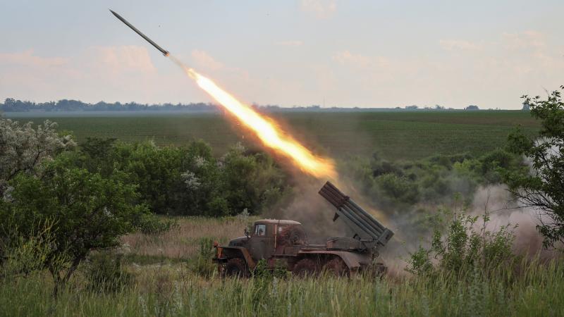 Ukrainas karavīri izšauj vairāku raķešu palaišanas sistēmu "BM-21 Grad"