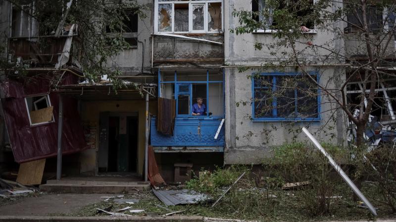 Vietējā iedzīvotāja redzama daudzdzīvokļu ēkā, kas iznīcināta raķetes triecienā Krievijas iebrukuma laikā Bahmutā, Ukrainā