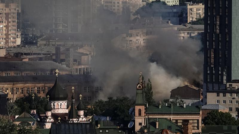 Dūmi pēc Krievijas reķetes trieciena Kijivā, Ukrainā