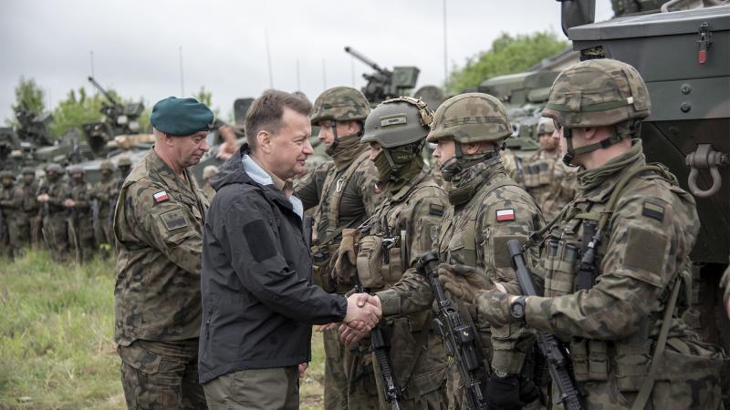 Polijas aizsardzības ministrs Mariušs Blaščaks tiekas ar Polijas karavīriem