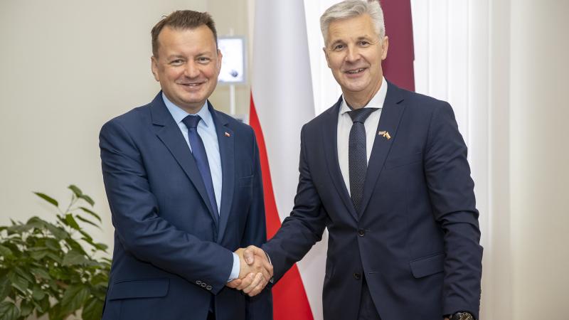Polijas aizsardzības ministrs Mariušs Blaščaks un Latvijas aizardzības ministrs Artis Pabriks