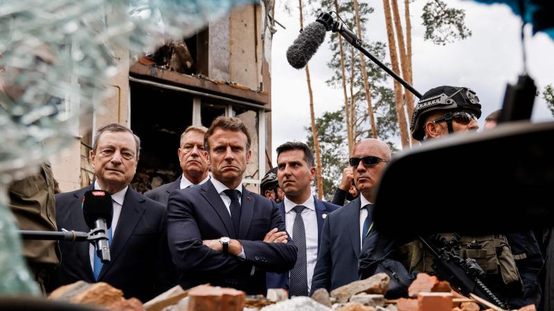 Francijas prezidents Emanuels Makrons, Itālijas premjers Mario Dragi, Vācijas kanclers Olafs Šolcs apmeklē Irpiņu, kurā Krievijas okupanti pastrādāja zvērības pret Ukrainas civiliedzīvotājiem