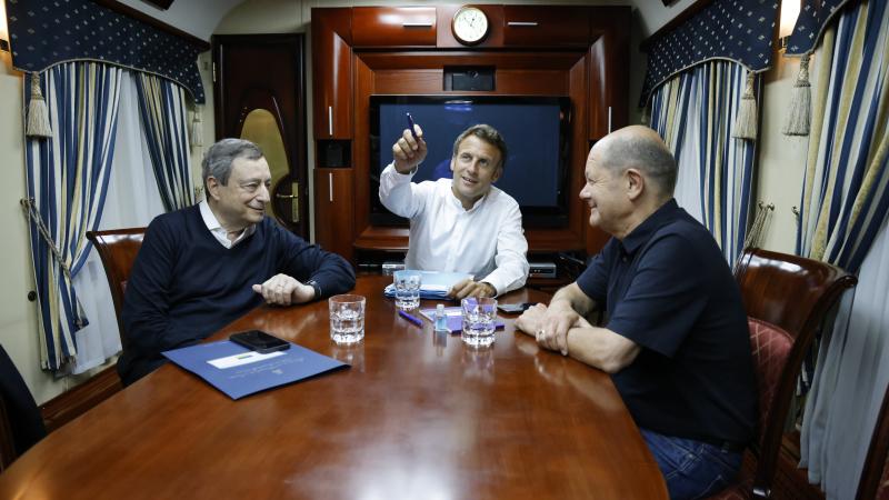 Itālijas premjerministrs Mario Dragi, Francijas prezidents Emanuels Makrons un Vācijas kanclers Olafs Šolcs vilcienā no Polijas uz Ukrainas galvaspilsētu Kijivu
