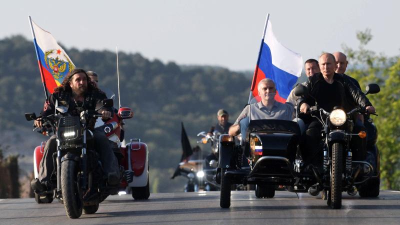 Rašistiskā bandas "Nigt Wolves" vadītājs Aleksandrs Zlatostanovs kopā ar Krievijas diktatoru Vladimiru Putinu un okupētās Krimas vietvalžiem