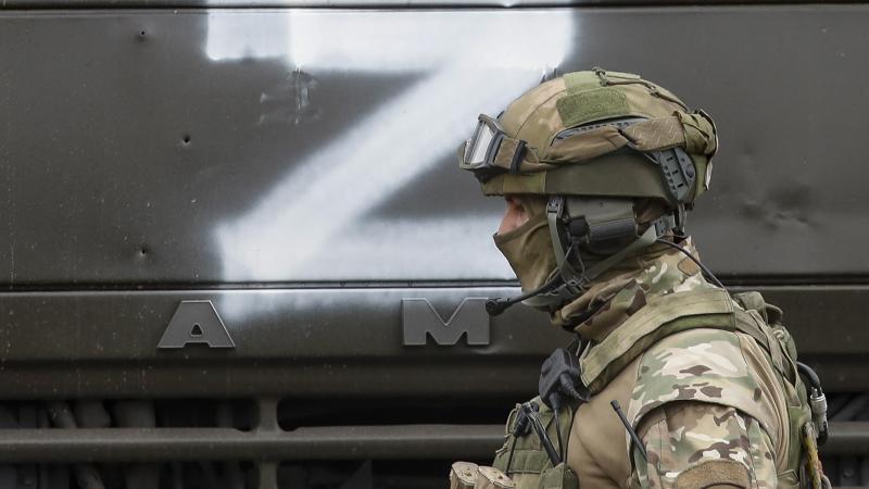 Krievu okupants agresoru ieņemtajā Ukrainas teritorijās pie autotransporta, kas marķēts ar iebrucēju "Z" simbolu