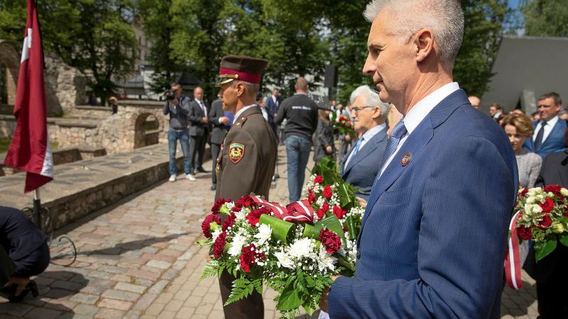 Aizsardzības ministrs Artis Pabriks apmeklē Ebreju tautas genocīda upuru piemiņas dienas pasākumu