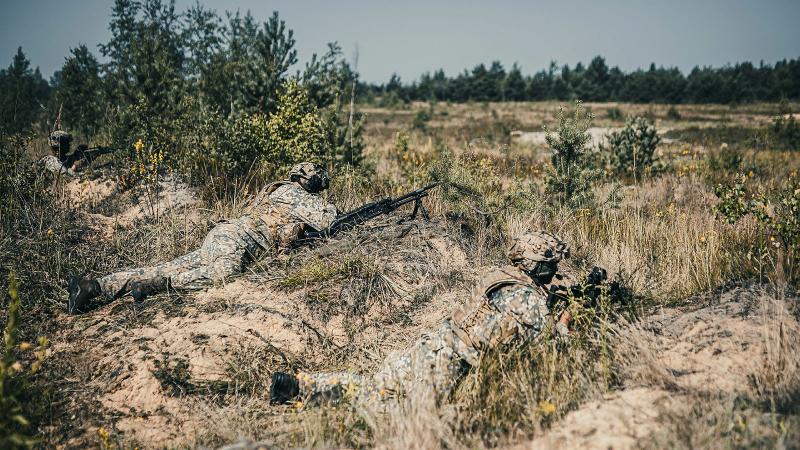 Latgales brigādes zemessargi un karavīri veic pašgājējhaubiču un ložmetēju kaujas šaušanas apmācību. Foto: Armīns Janiks/Aizsardzības ministrija