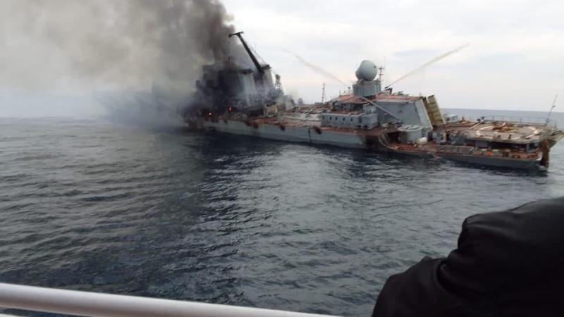 Degošais un grimstošais Krievijas Melnās jūras flotes flagmanis "Moskva" pēc sekmīga Ukrainas bruņoto spēku raķešu "Neptun" trāpījuma