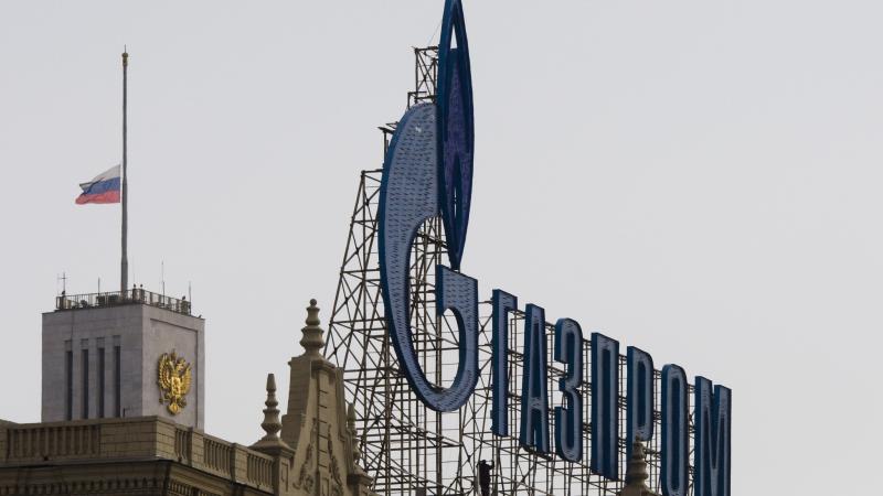 Agresorvalsts Krievijas gāzes eksporta monopola "Gazprom" reklāmas stends Krievijas Valsts domes ēkas fragmenta fonā Maskavā