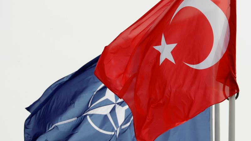 Turcijas un NATO karogi