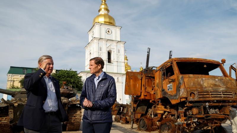 ASV Senatori Ričards Blūmentāls un Linsijs Greiems apmeklē Ukrainas galvaspilsētu Kijivu