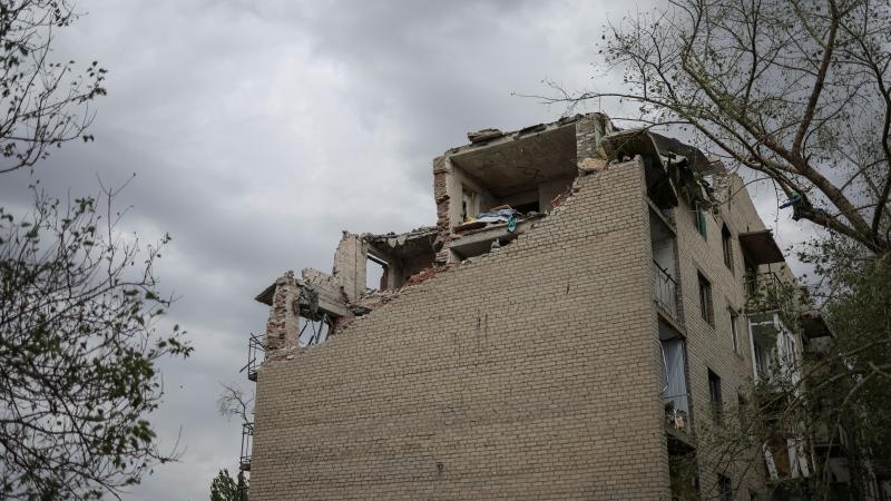 Krievijas raķešu triecienā sagrauta māja Časivjarā