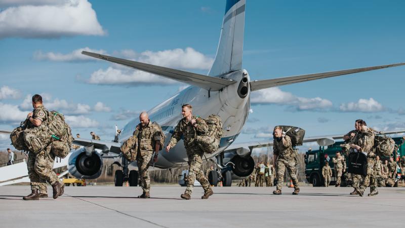  Latvijas armija Latvijā ieradušies pirmie Dānijas bruņoto spēku kontingenta karavīri